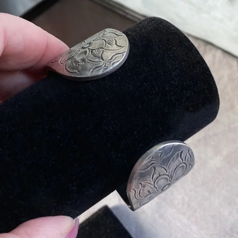 Signed Salisbury Pewter, Cuff Engraved Bracelet, Flower Of The Month "February" - Picture 10 of 11